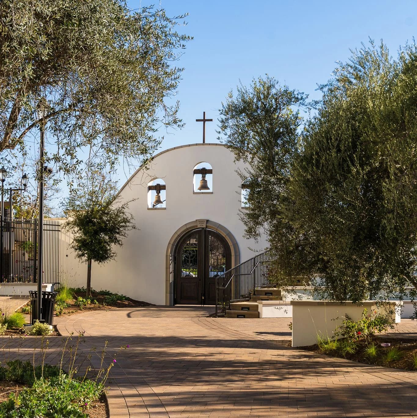 JSerra Catholic High School 校园礼拜堂与庭院